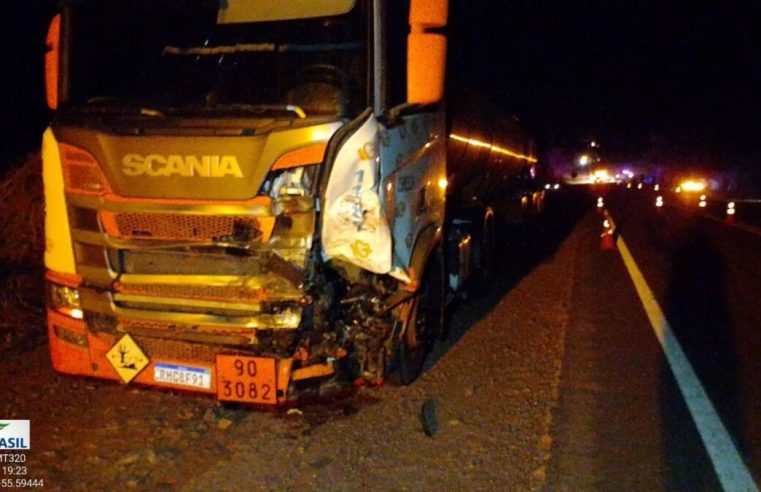 Casal de adolescentes morre após colisão com veículo de carga na MT-320