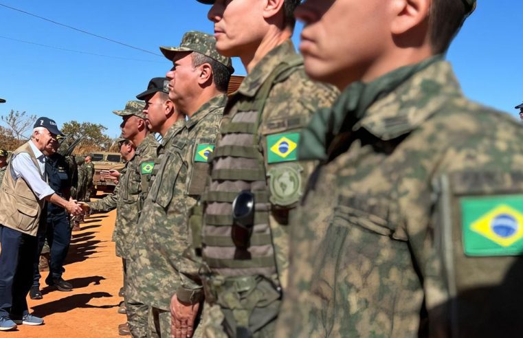 Ministro da Defesa visita local da queda de helicóptero da Marinha
