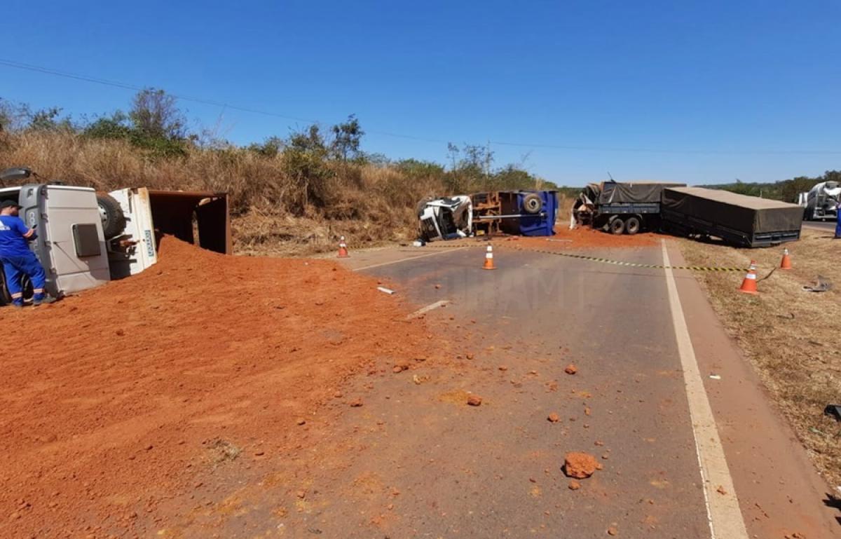 Caminhão pega fogo e motorista morre em batida entre 3 veículos na BR-163. veja o vídeo.