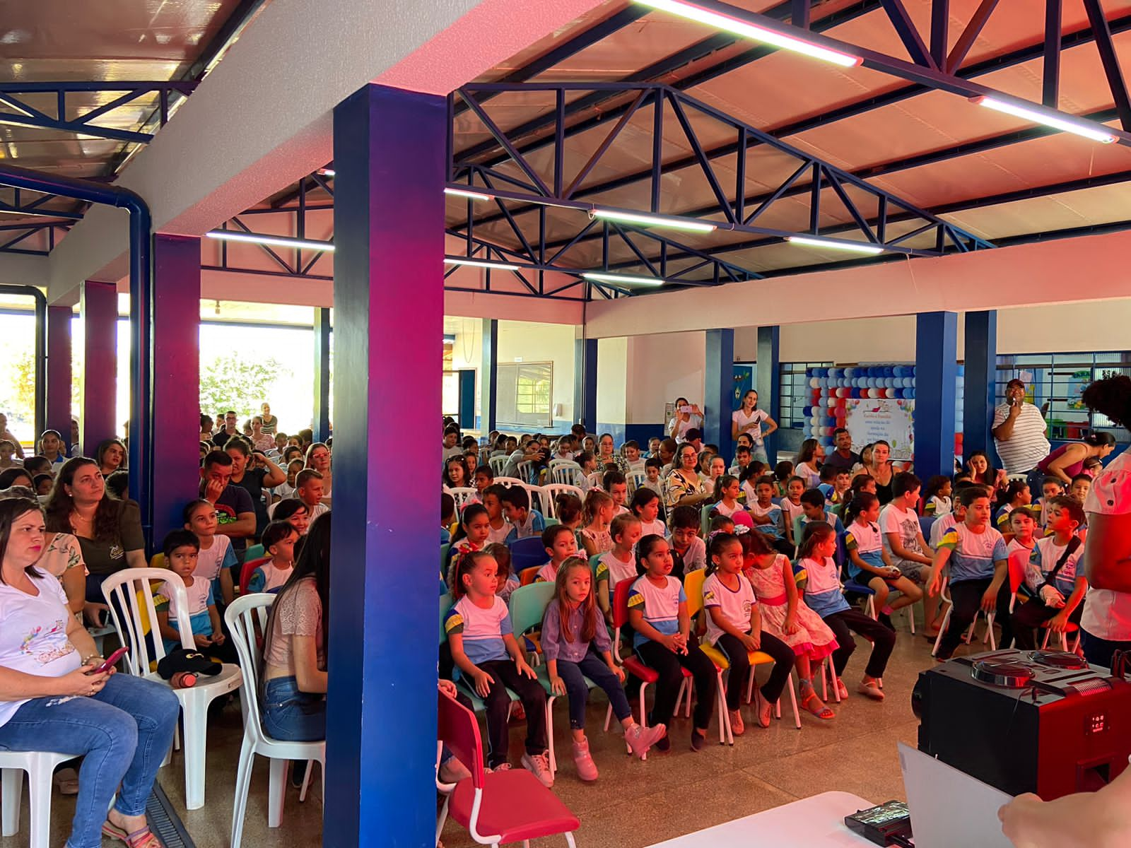 Realizado pela Escola municipal “Professora Sueli Olmira Pereira” o Show de talentos e projeto família na escola