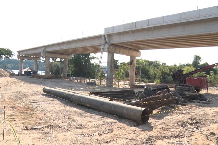 Governador de Mato Grosso, Mauro Mendes e comitiva, vistoria obras de construção sobre o Rio Teles Pires.