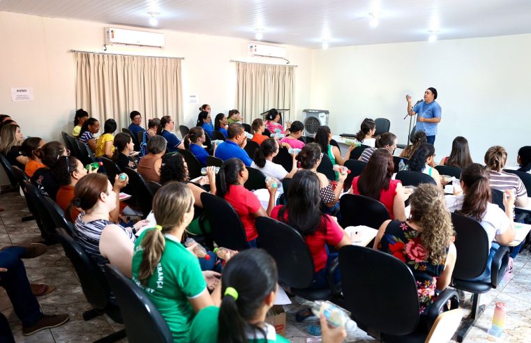 ESCRITOR BETTO RODRIGUES PALESTRA EM EVENTO DE CAPACITAÇÃO DA REDE MUNICIPAL DE EDUCAÇÃO