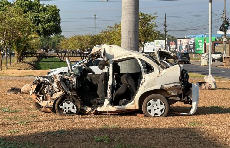 Secretaria expõe carros batidos para conscientizar sobre a importância da segurança no trânsito