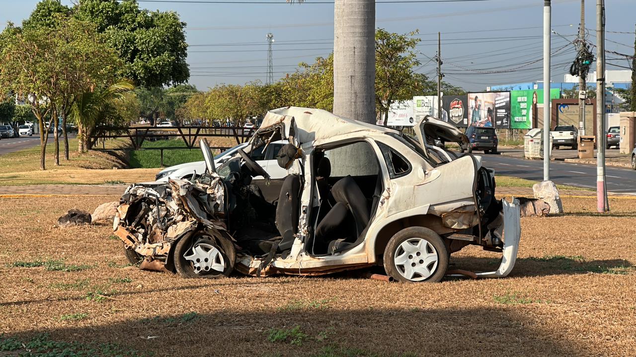 Secretaria expõe carros batidos para conscientizar sobre a importância da segurança no trânsito