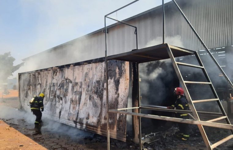 Colíder: Contêiner pega fogo em pátio de posto e acaba destruído pelas chamas