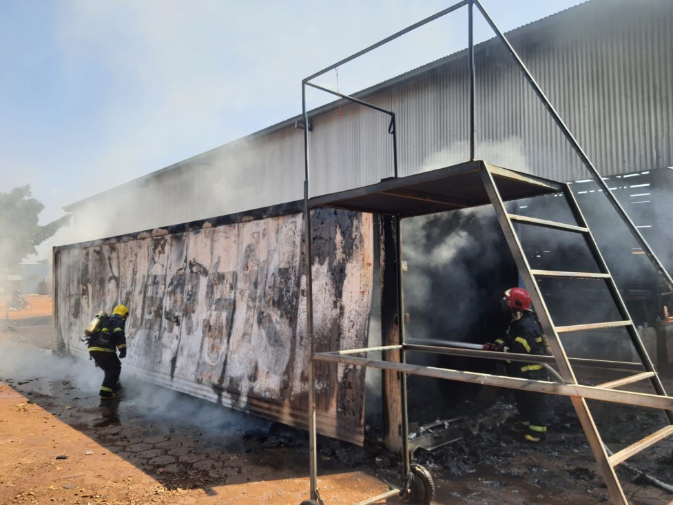 Colíder: Contêiner pega fogo em pátio de posto e acaba destruído pelas chamas