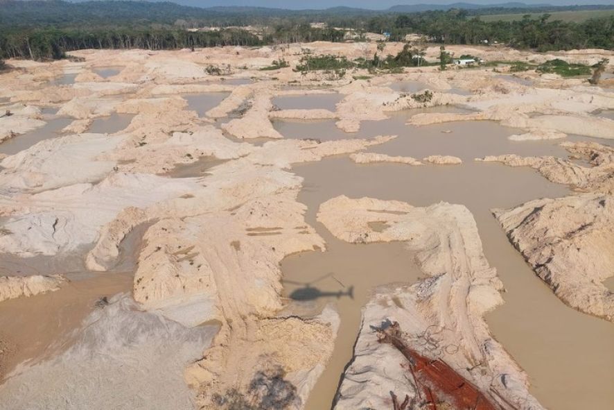 Ibama destrói 23 dragas em terra indígena ameaçada por garimpo