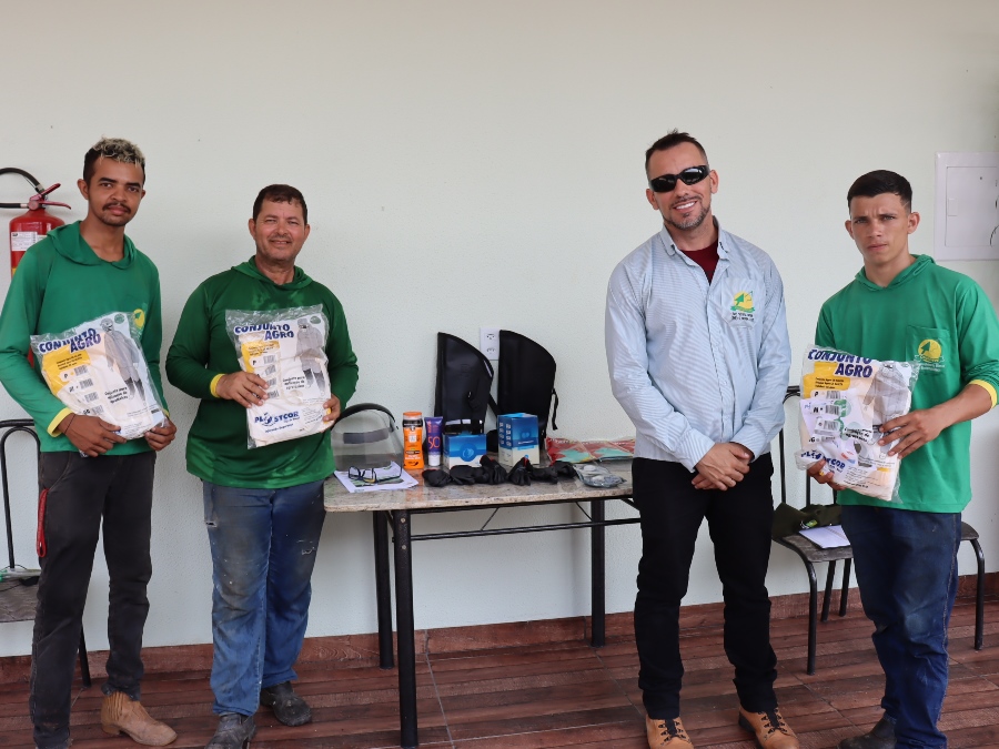 Equipe de Colaboradores da Coogavepe recebe orientações técnicas e EPIs