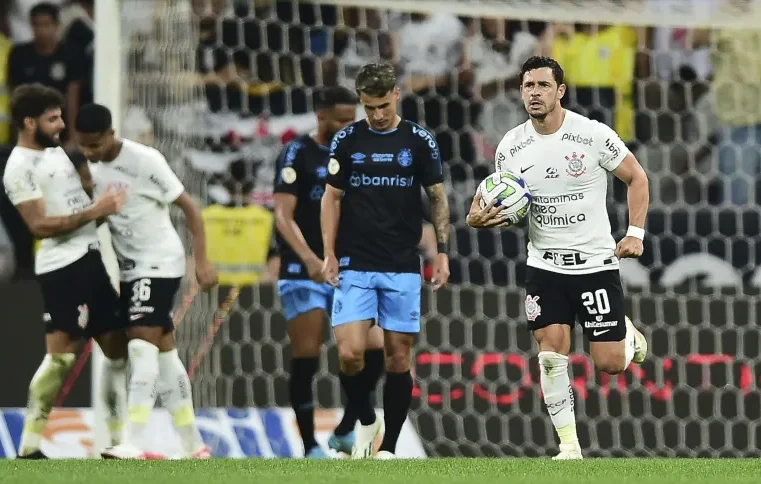 Em jogo de oito gols, Corinthians e Grêmio ficam no empate em Itaquera