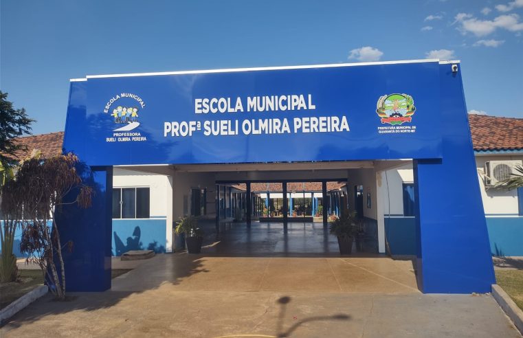 SMECD: de Guarantã do Norte investe na instalação da nova fachada da Escola Municipal Professora Sueli Olmira Pereira.