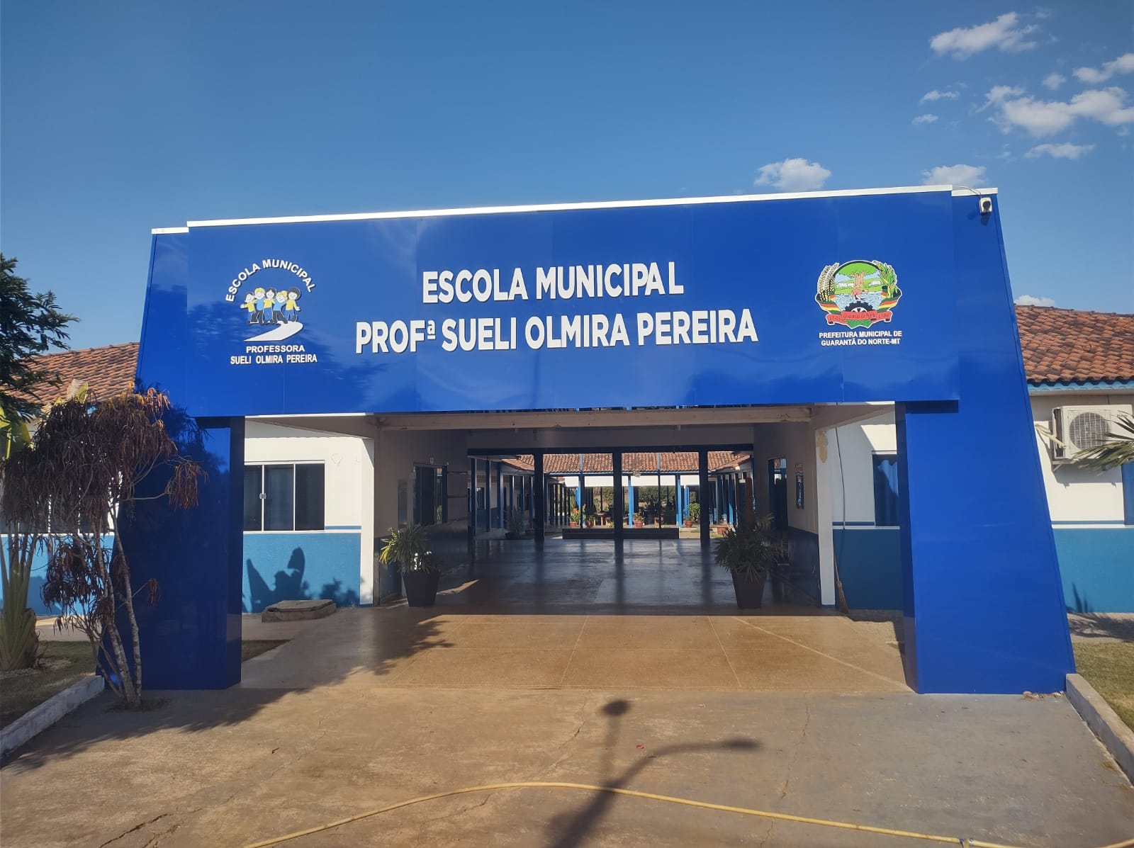 SMECD: de Guarantã do Norte investe na instalação da nova fachada da Escola Municipal Professora Sueli Olmira Pereira.