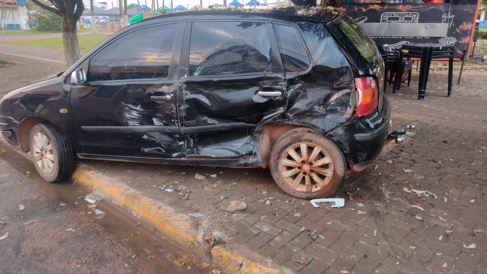 Motorista em alta velocidade perde o controle do veículo e bate violentamente contra o veículo de vendedora de lanches em Guarantã do Norte.