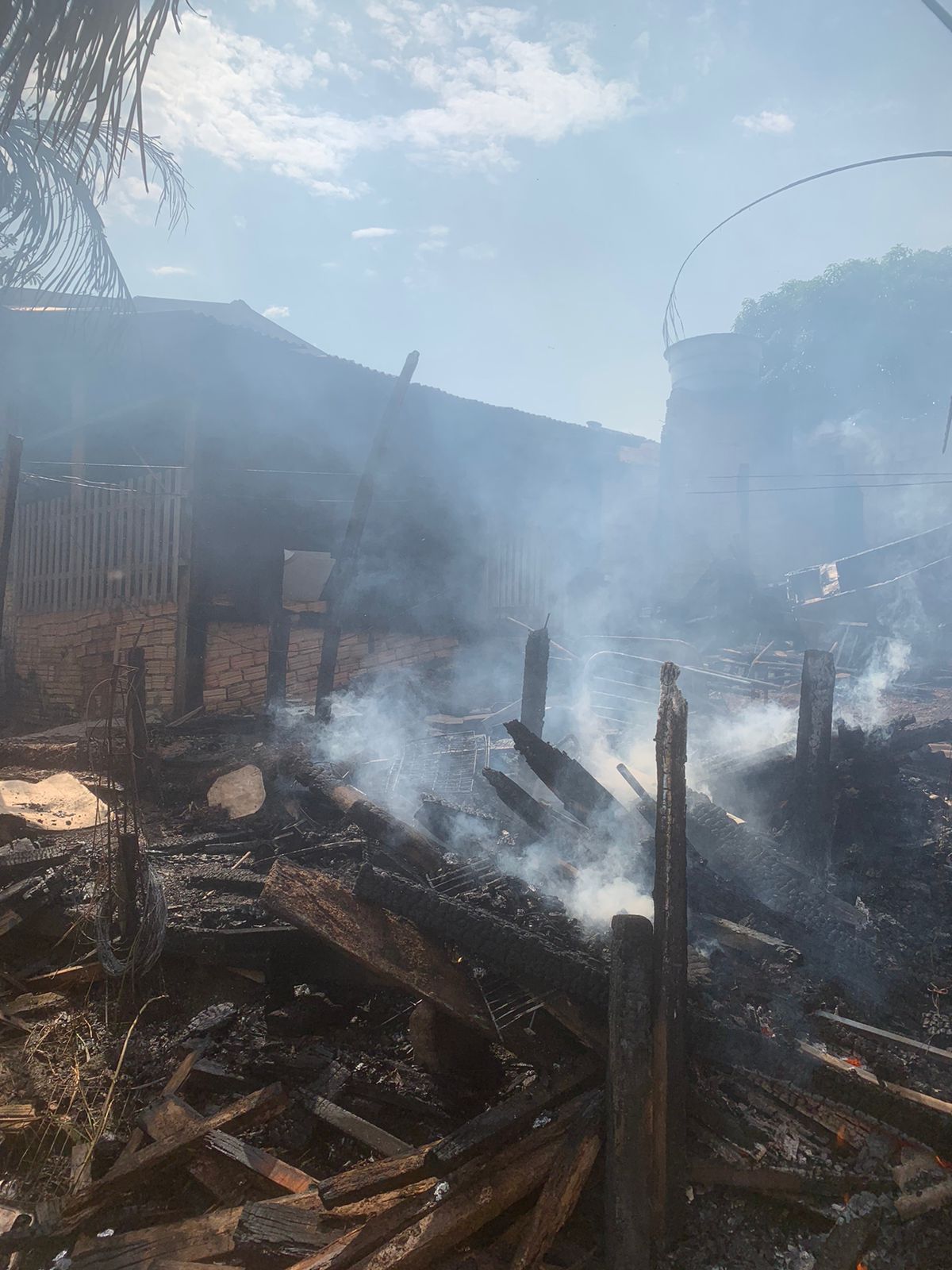 Fogo em lixo provoca incêndio em deposito de lenha e residência em Guarantã do Norte