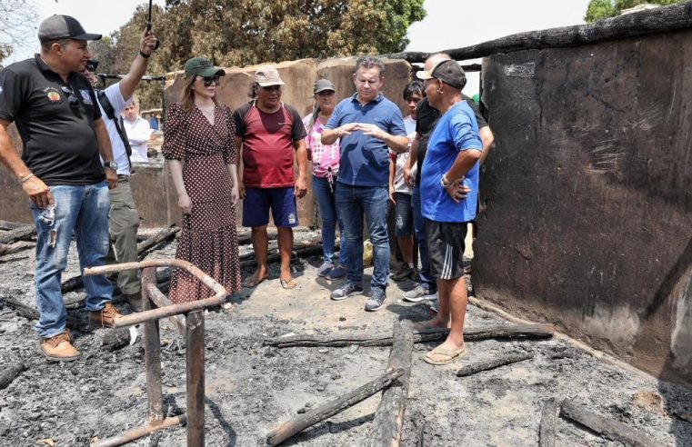 “Eu não poderia deixar de vir pessoalmente atender meus irmãos”, declara primeira-dama de MT em aldeia atingida por fogo