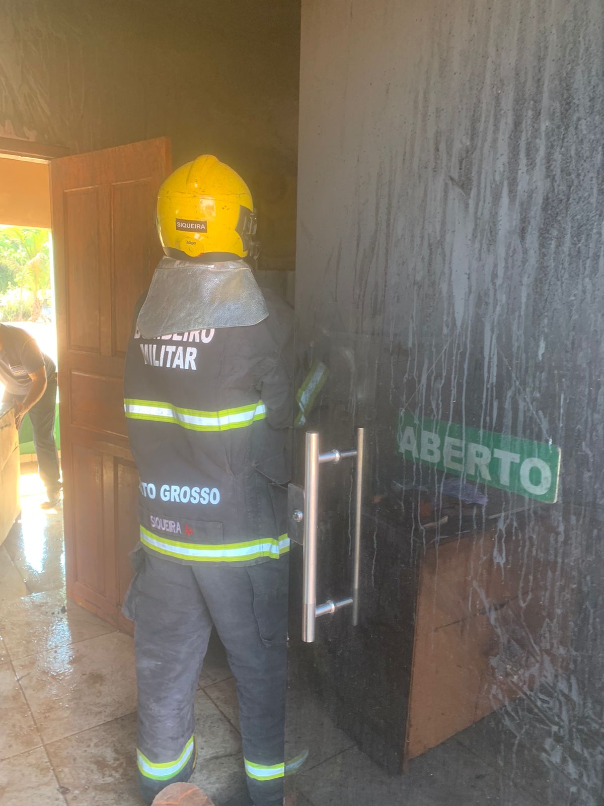 Pane em ar-condicionado provoca incêndio e assusta trabalhadores em Guarantã.