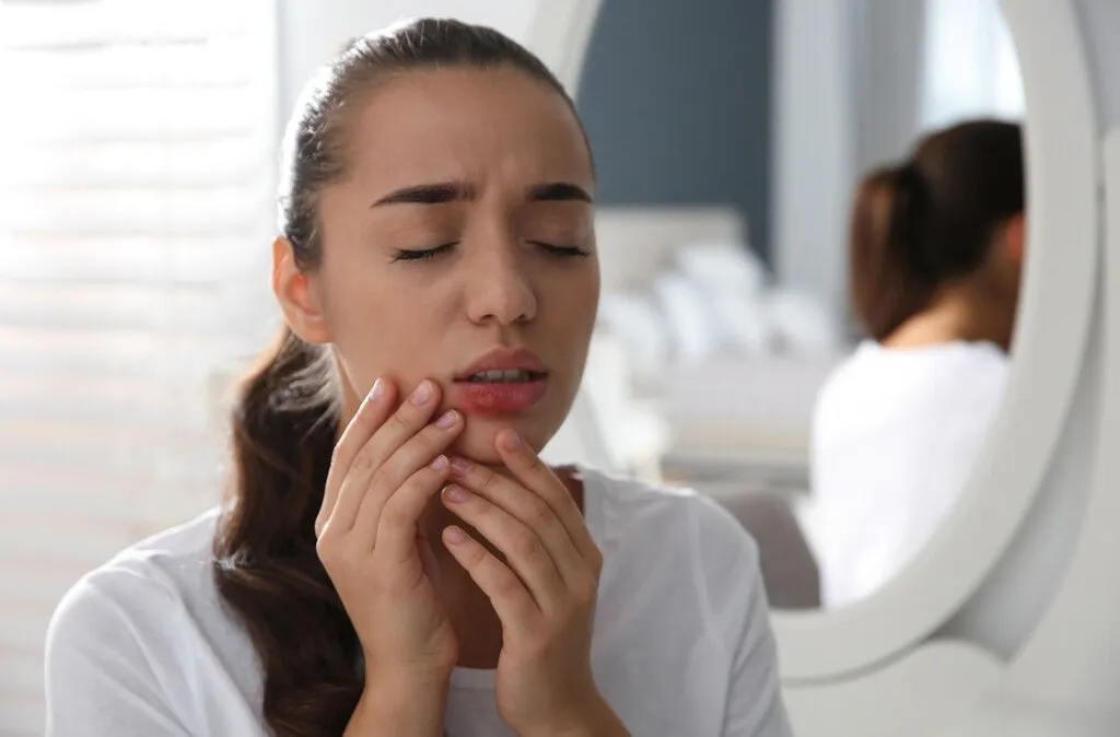 Entenda o que causa afta na boca e possíveis tratamentos