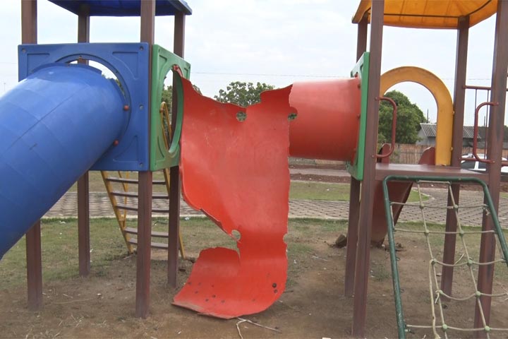 Playgrounds que estavam sendo depredados nos Bairros Santa Marta e Aeroporto, são retirados.