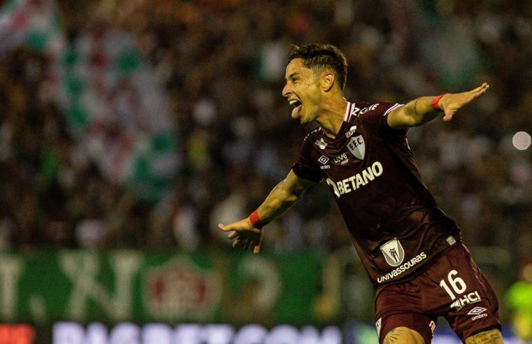 Flu arranca vitória contra o Fortaleza e cola no G4 do Brasileirão