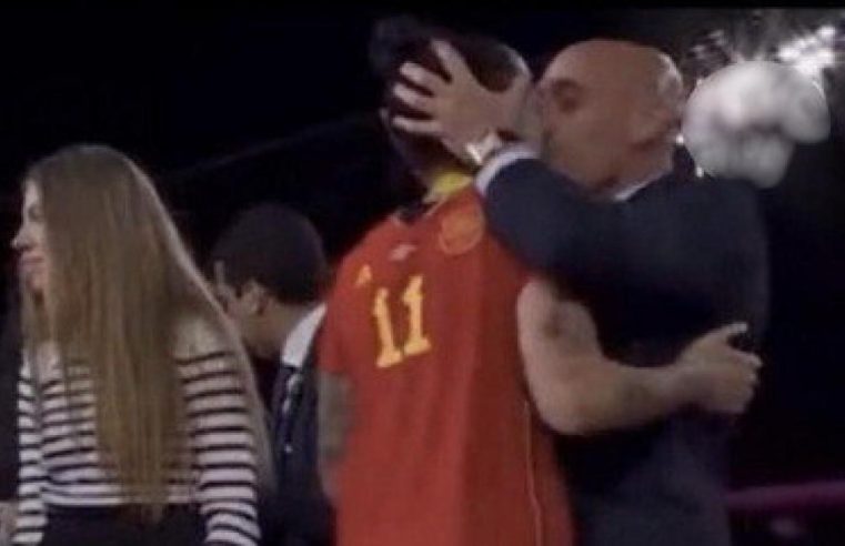 Investigado por beijo, presidente da federação espanhola renuncia