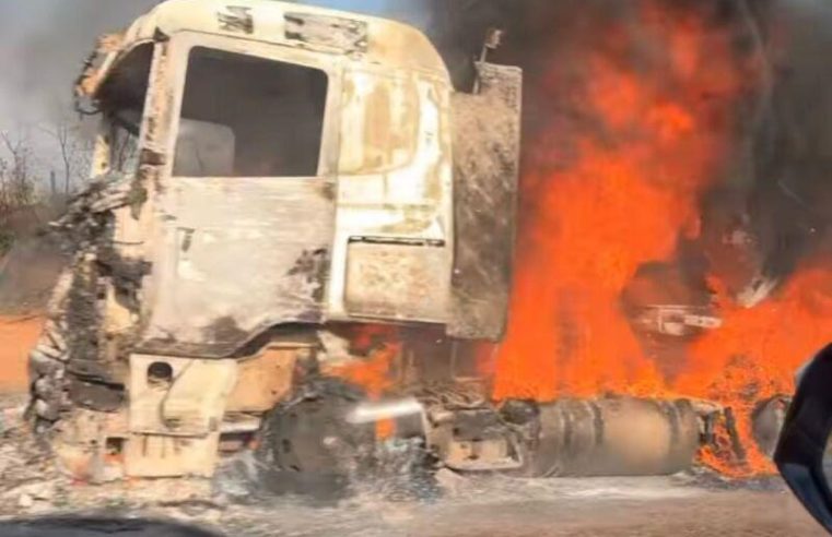 Cabine de carreta fica destruída após parte do veículo pegar fogo na BR-163