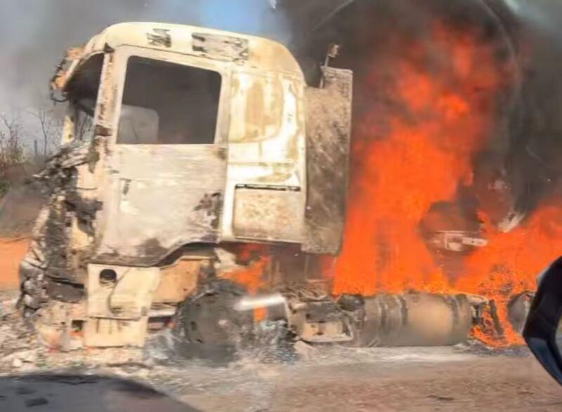 Cabine de carreta fica destruída após parte do veículo pegar fogo na BR-163