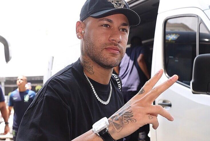 Após acompanhar nascimento da filha, Neymar chega em Cuiabá e brinca; “calor é na Arábia”