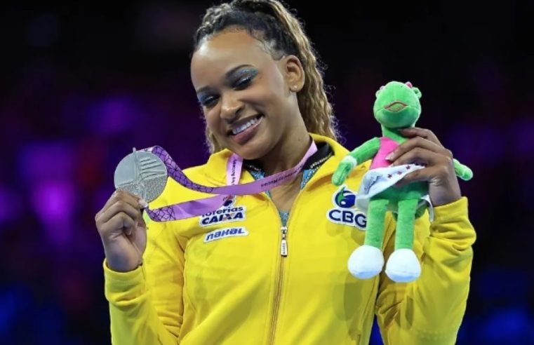 Rebeca Andrade desbanca Simone Biles e leva ouro no salto no Mundial
