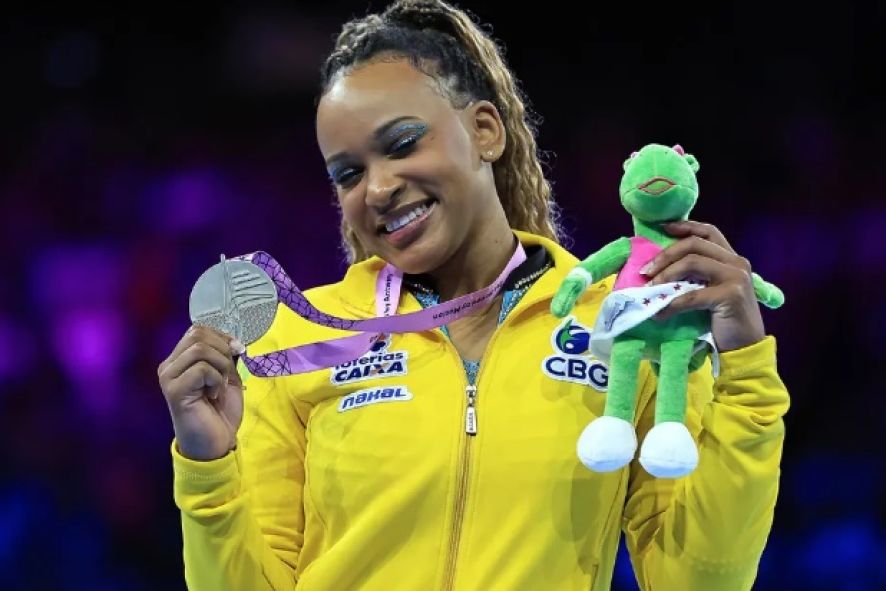 Rebeca Andrade desbanca Simone Biles e leva ouro no salto no Mundial