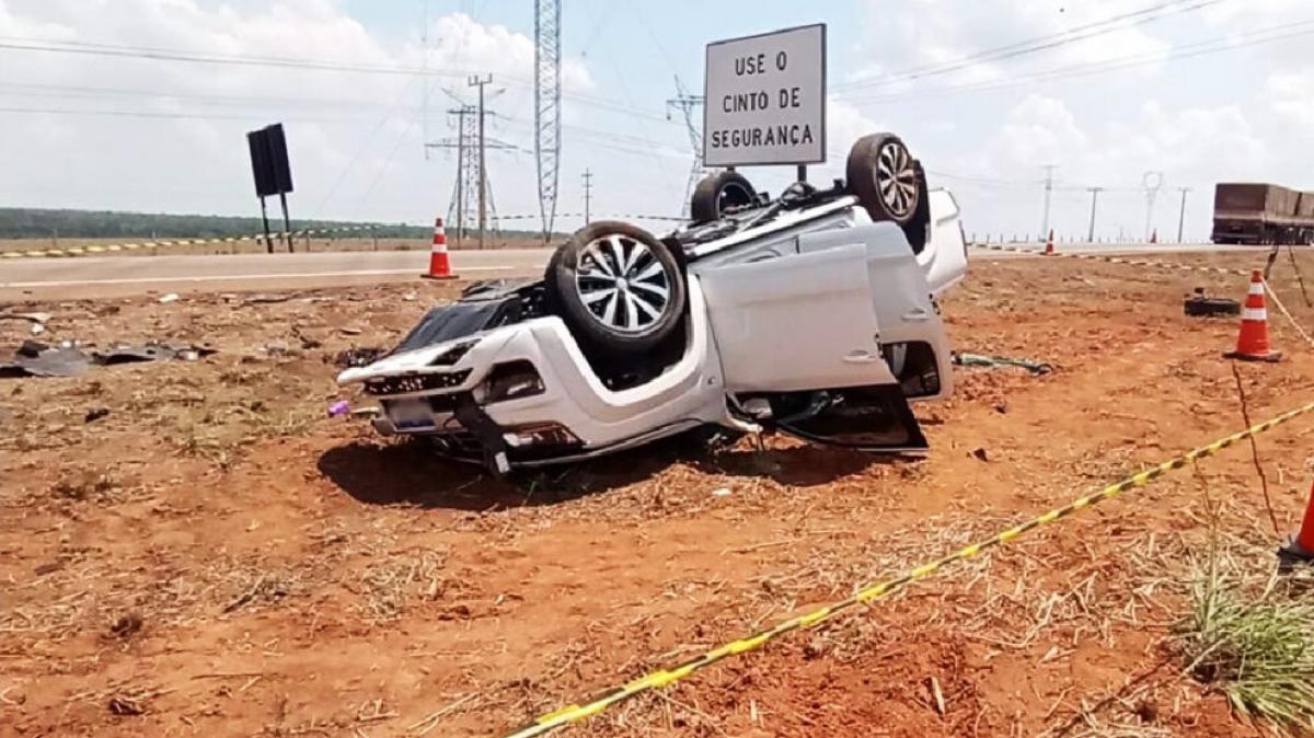 Homem de 51 anos bate em carreta, capota e morre em MT