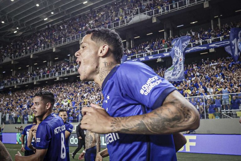 Cruzeiro vence o Bahia em casa e respira na luta contra o rebaixamento