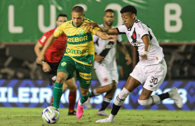 Vasco não terá artilheiro para jogo contra o Cuiabá; técnico busca opções