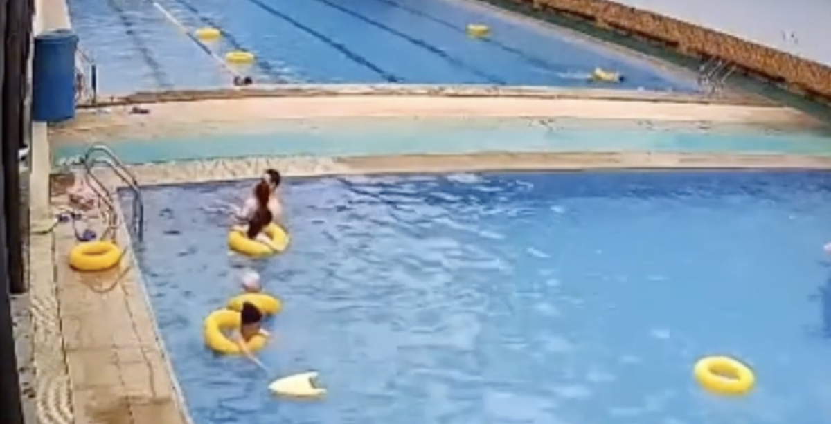 Desesperador: Vídeo mostra menino morrendo afogado e ninguém faz nada; veja vídeo