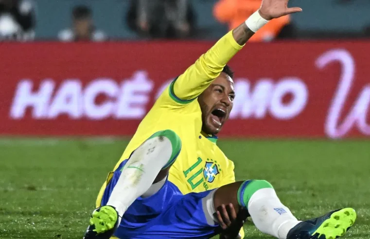 Neymar deixa estádio de muleta, e médico da Seleção comenta lesão; veja