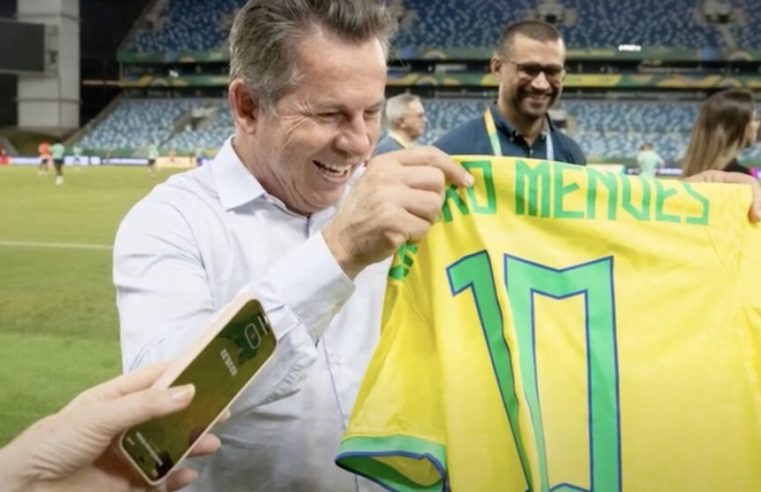 Neymar presenteia Mauro Mendes com camisa; Brasil joga hoje contra Venezuela em Cuiabá