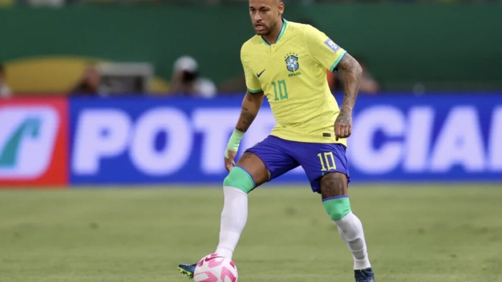 Neymar presenteia Mauro Mendes com camisa; Brasil joga hoje contra