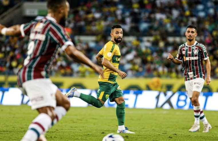 Samuel Xavier lamenta derrota do Fluminense para Cuiabá, mas foca na Libertadores; “cabeça erguida