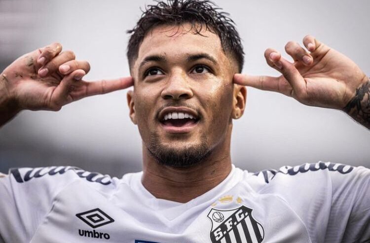 Santos goleia Vasco com dois de Marcos Leonardo e respira fora do Z4 do Brasileiro
