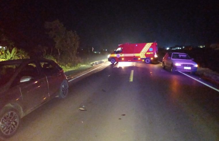 Corpo de Bombeiros atende ocorrência de acidente envolvendo motocicletas, um veículo e uma carreta na BR-163.