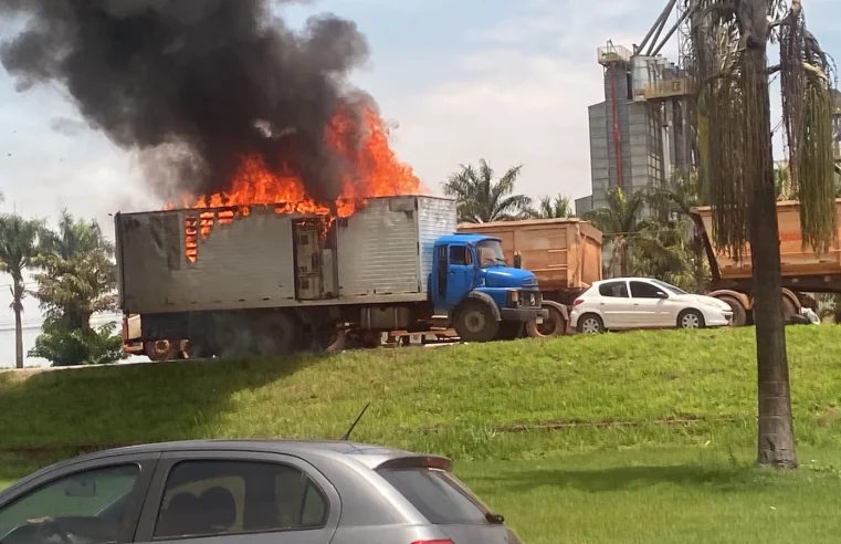 PREJUÍZO Urgente: Caminhão pega fogo na BR-163 em Lucas do Rio Verde – MT