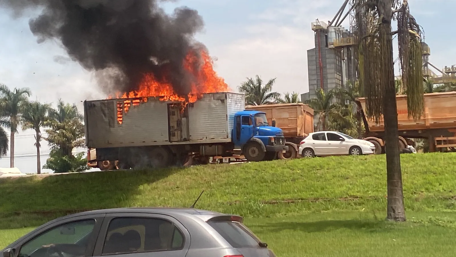 PREJUÍZO Urgente: Caminhão pega fogo na BR-163 em Lucas do Rio Verde – MT