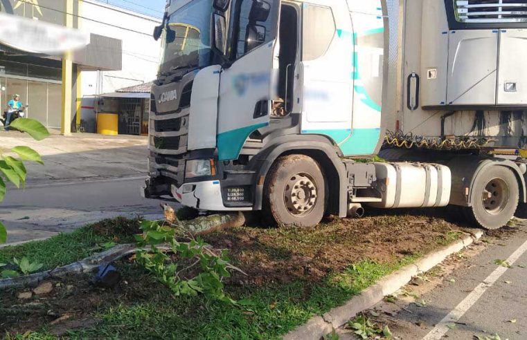 Alta Floresta: motorista perde controle de direção de carreta e atinge árvore e poste na avenida Mato Grosso