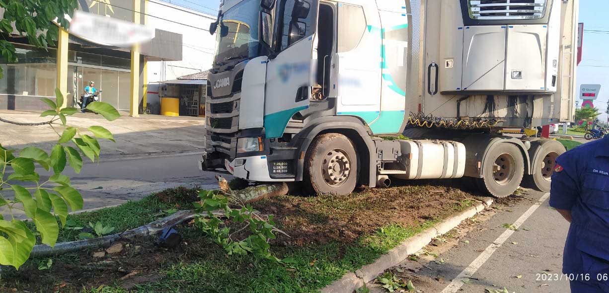 Alta Floresta: motorista perde controle de direção de carreta e atinge árvore e poste na avenida Mato Grosso