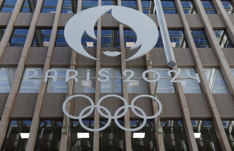 Trabalhadores protestam bloqueando obra em arena olímpica de Paris