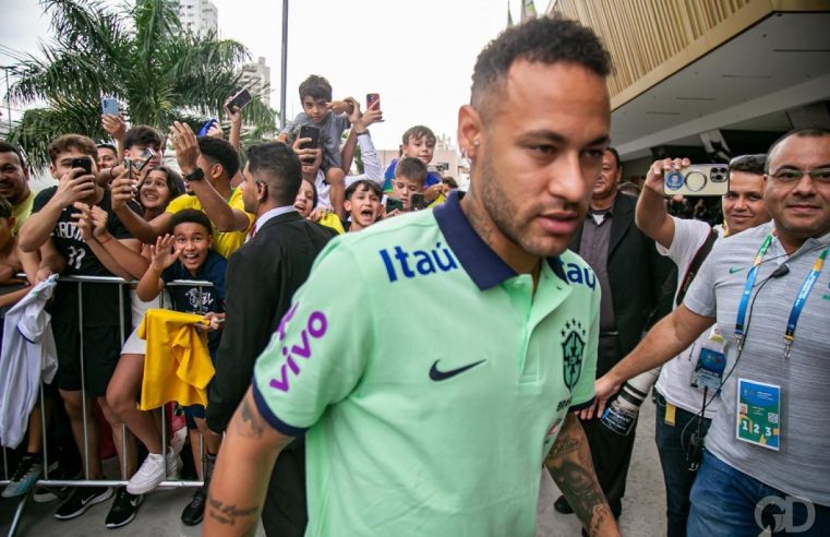 Vídeo – Atingido por pipoca, Neymar diz para torcedor ‘fazer melhor’