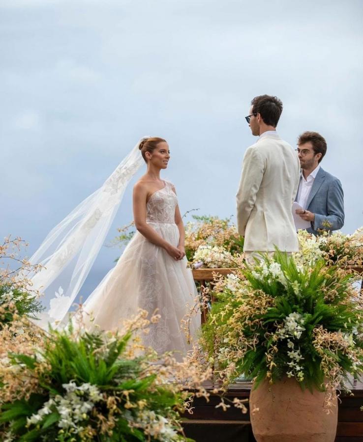 Casamento de bilionário em Noronha; noiva compartilha fotos da luxuosa cerimônia