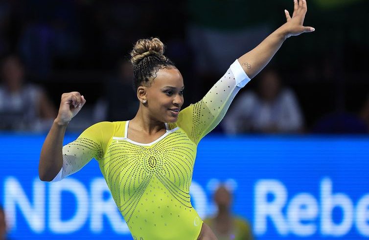 Rebeca Andrade é prata no solo, e Flávia Saraiva fica com bronze