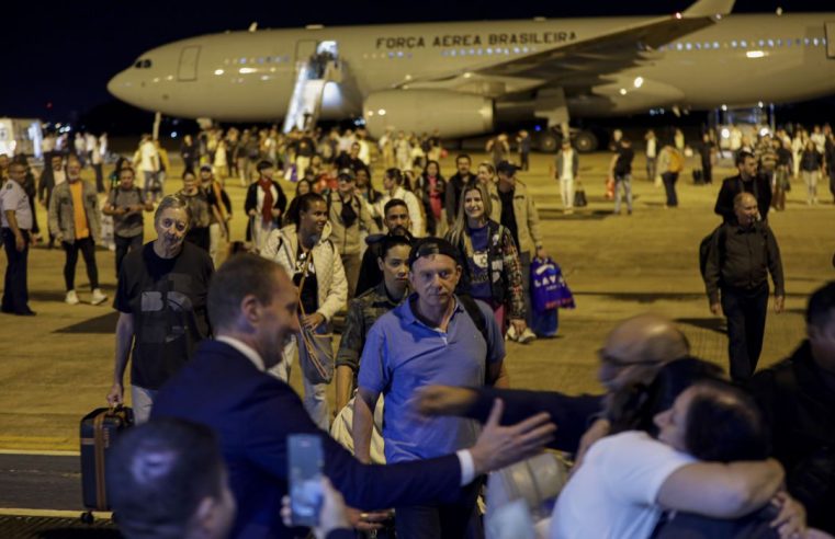 Chega a Brasília primeiro avião trazendo brasileiros de Israel
