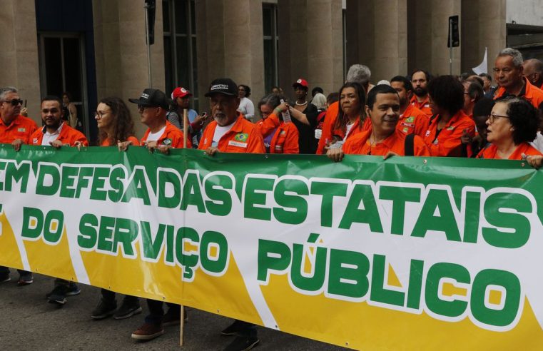 Ato pela Petrobras e pelas estatais reúne diversas categorias no Rio