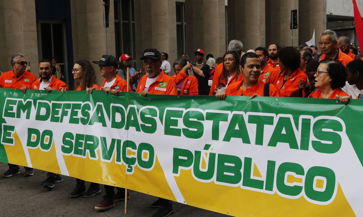 Ato pela Petrobras e pelas estatais reúne diversas categorias no Rio