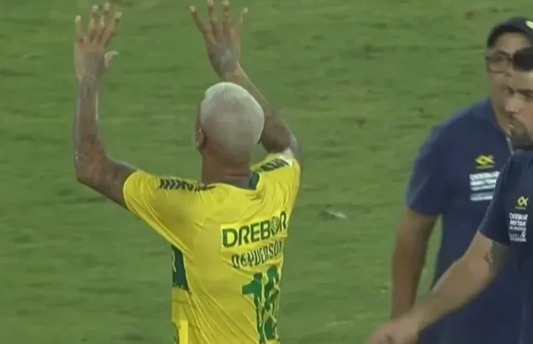 Após perder gol, Deyverson é vaiado, ironiza e faz número 9 em direção à torcida do Cuiabá